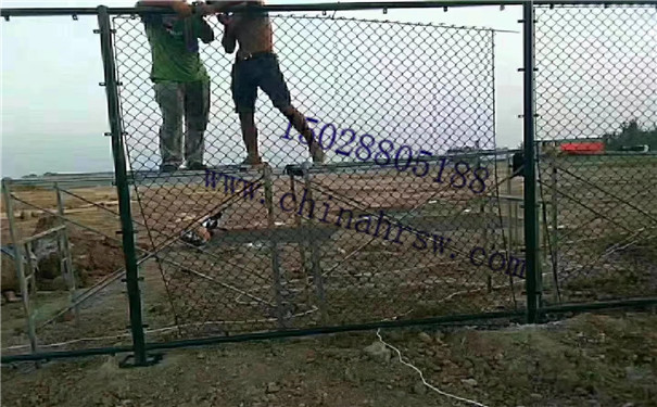 监狱围栏安装中